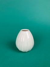 Laden Sie das Bild in den Galerie-Viewer, Vase "Streifen" weiss