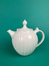Laden Sie das Bild in den Galerie-Viewer, Teekanne "Streifen" weiss