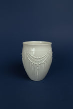 Laden Sie das Bild in den Galerie-Viewer, Becher "Artdeco" weiss