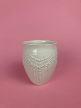 Laden Sie das Bild in den Galerie-Viewer, Becher "Artdeco" weiss