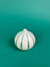 Laden Sie das Bild in den Galerie-Viewer, Vase "Seeigel" grün