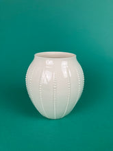 Laden Sie das Bild in den Galerie-Viewer, Vase "Streifen" weiss