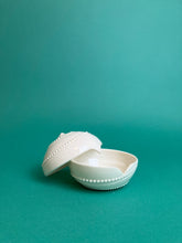 Laden Sie das Bild in den Galerie-Viewer, Dose "Spirale" weiss