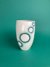 Laden Sie das Bild in den Galerie-Viewer, Vase "Planeten" grünblau, oval