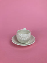 Laden Sie das Bild in den Galerie-Viewer, Espressotasse "Artdeco" weiss