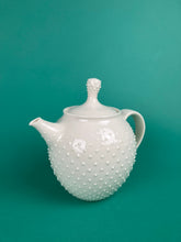 Laden Sie das Bild in den Galerie-Viewer, Teekanne "allover" weiss