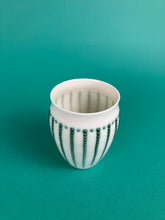 Laden Sie das Bild in den Galerie-Viewer, Becher "Seeigel" grünblau