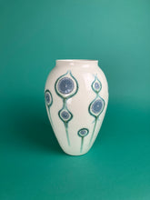 Laden Sie das Bild in den Galerie-Viewer, Vase "Mondblumen" bunt