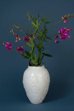 Laden Sie das Bild in den Galerie-Viewer, Vase „Schlaufen“ weiß
