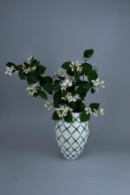 Laden Sie das Bild in den Galerie-Viewer, Vase „Fabergé“ blau-weiß
