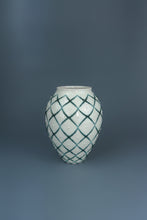 Laden Sie das Bild in den Galerie-Viewer, Vase „Fabergé“ blau-weiß
